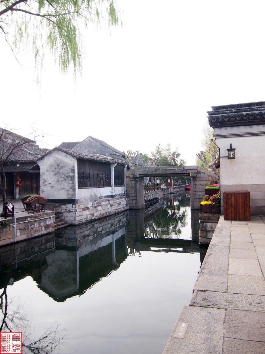 小8跑街追踪|建东街路牌遮挡 地面坑洼等问题已整改